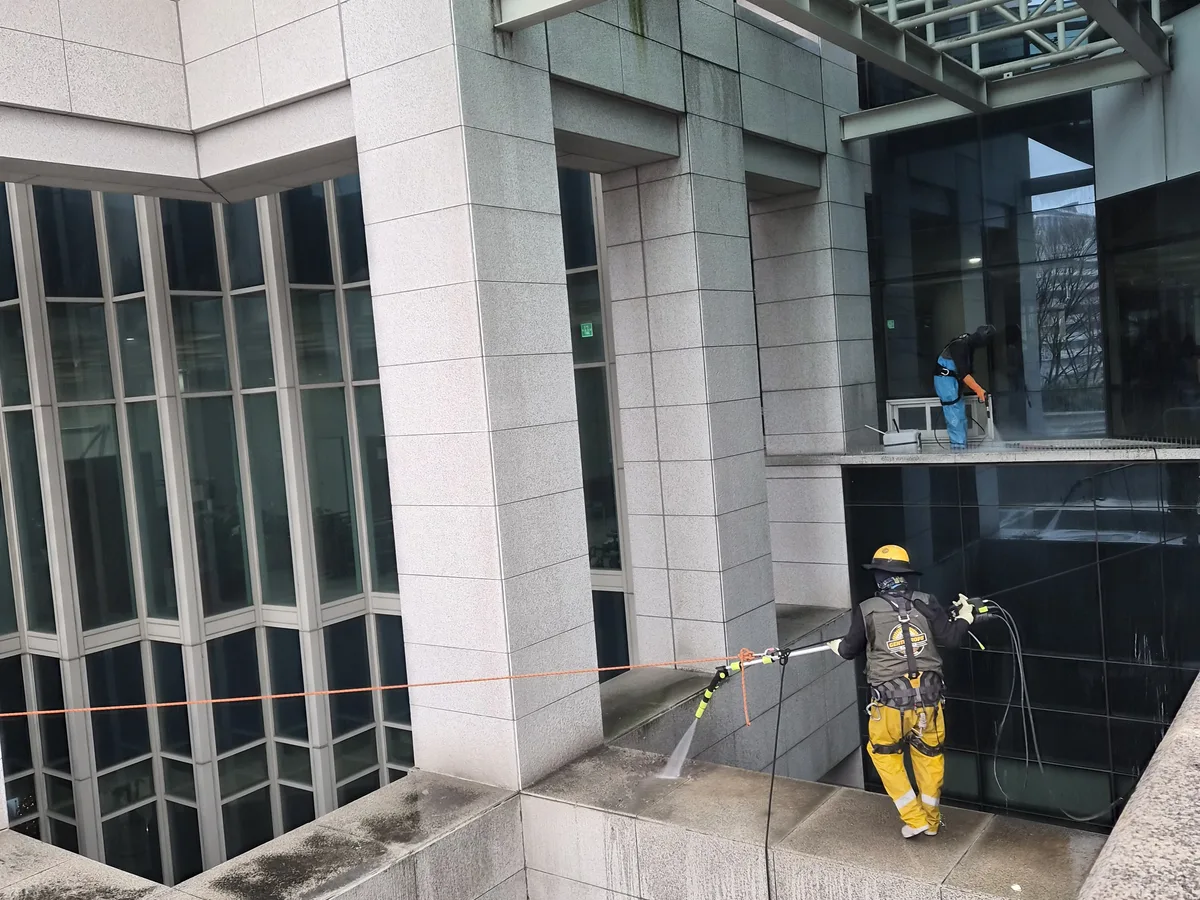 울진군 기성면 상가건물 옥상 파라펫 장비 주변 정밀 위생청소 사례 - 행진크린