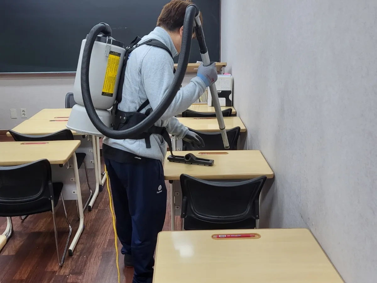 청도군 운문면 학교 현관·중앙홀 바닥 위생청소 사례 - 행진크린
