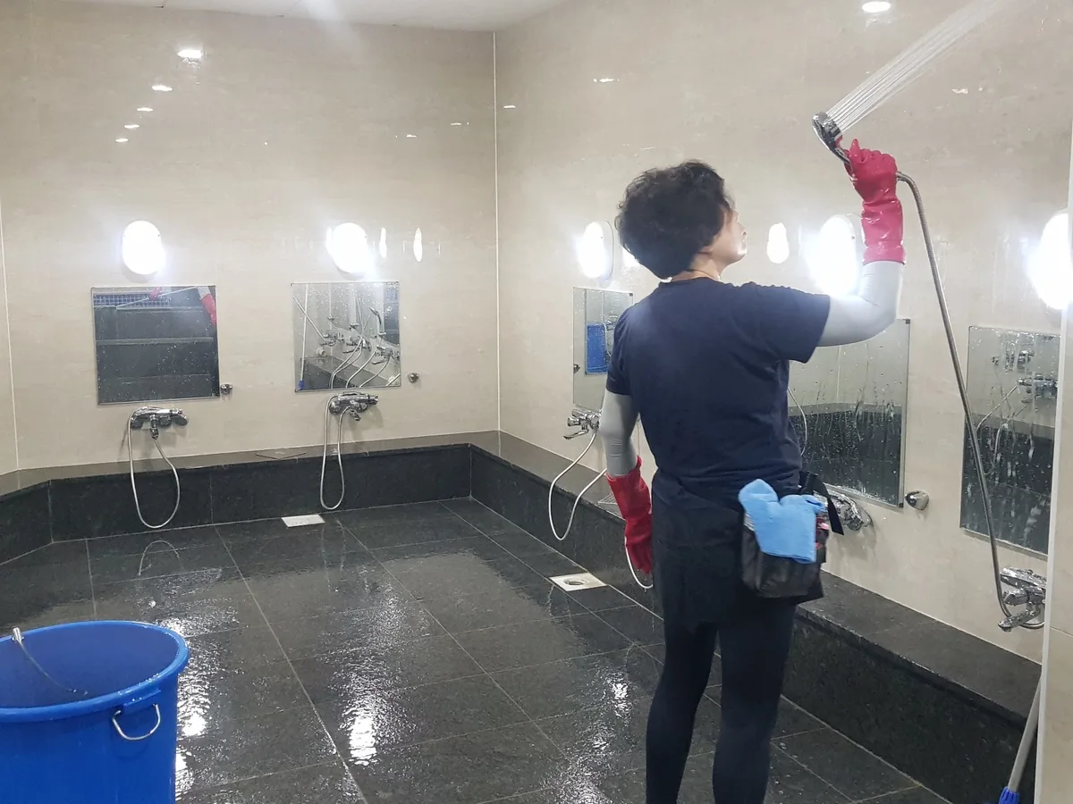 울진군 온정면 목욕탕 탈의실·파우더룸 바닥 위생청소 사례 - 행진크린